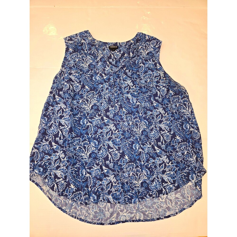 Torrid Women's Blue/White Floral Sleeveless V-Neck Pullover Top Plus 2XL